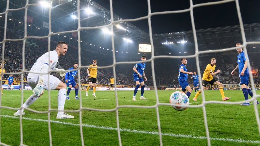 Vincent Vermeij (Dynamo Dresden, 2.v.r.) erzielt gegen Marcel Schuhen (SV Darmstadt, l) das Tor zum 1:0