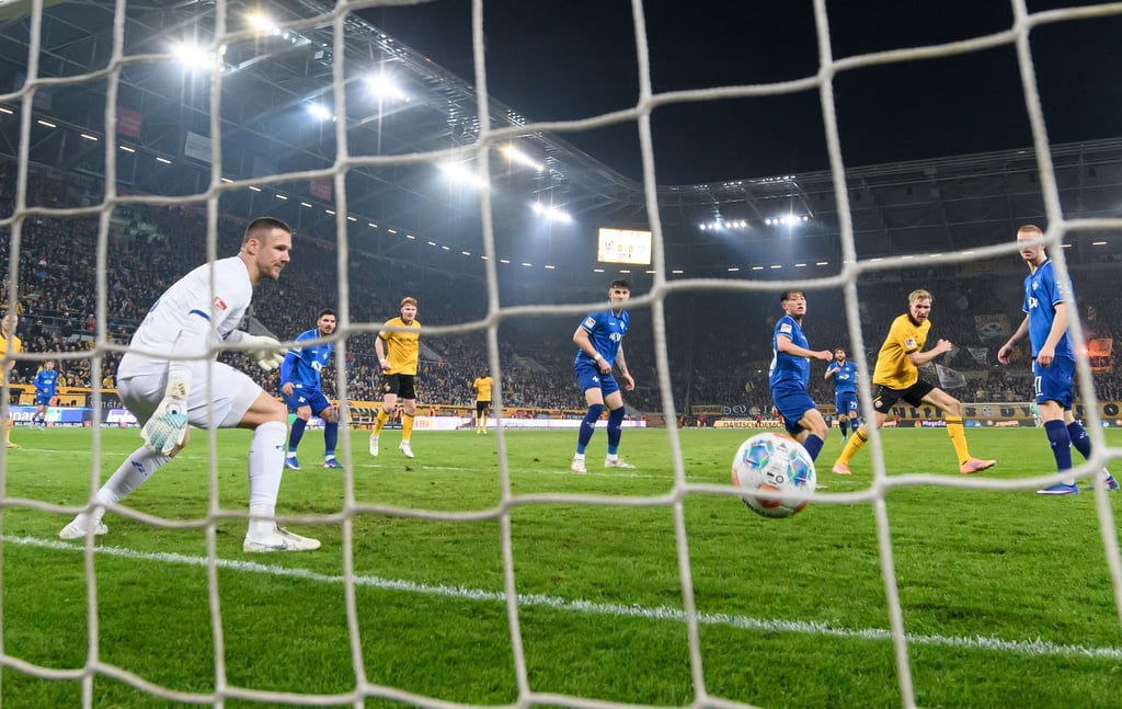 Vincent Vermeij (Dynamo Dresden, 2.v.r.) erzielt gegen Marcel Schuhen (SV Darmstadt, l) das Tor zum 1:0