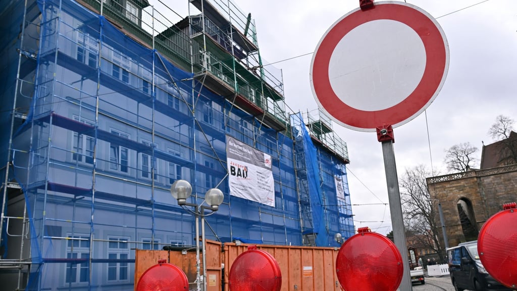 Nach dem Brand am Erfurter Domplatz in der Silvesternacht soll in der kommenden Woche die betroffene Straße wieder für den Verkehr freigegeben werden. (Archivbild)