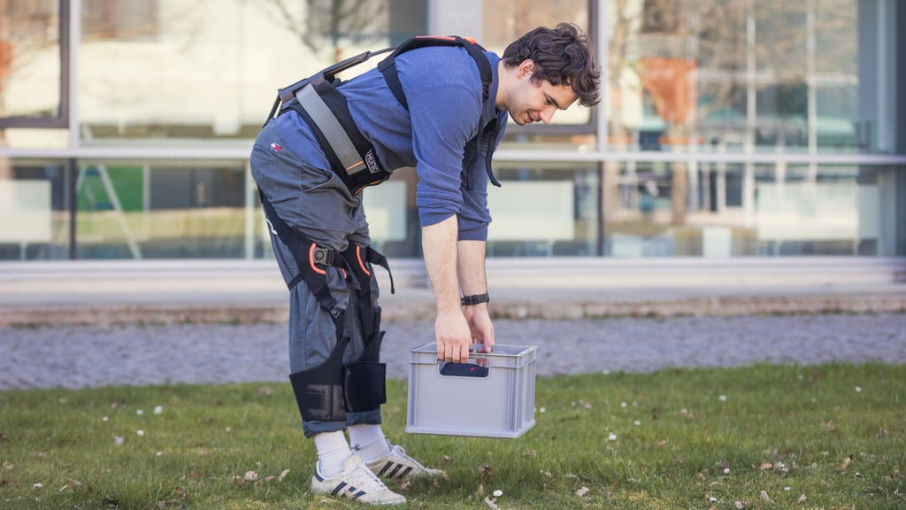 Der Mann auf dem Foto trägt ein Exoskelette. In einem neuen Projekt von Klinikum Magdeburg und der Hochschule Magdeburg-Stendal wird getestet, wie dadurch Pflegepersonal entlastet werden kann. 