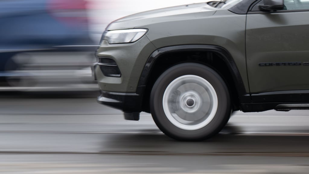 Sonnenschein ja, Sommerreifen nein: Frühling hin oder her – Winterreifen schützen aktuell noch besser.