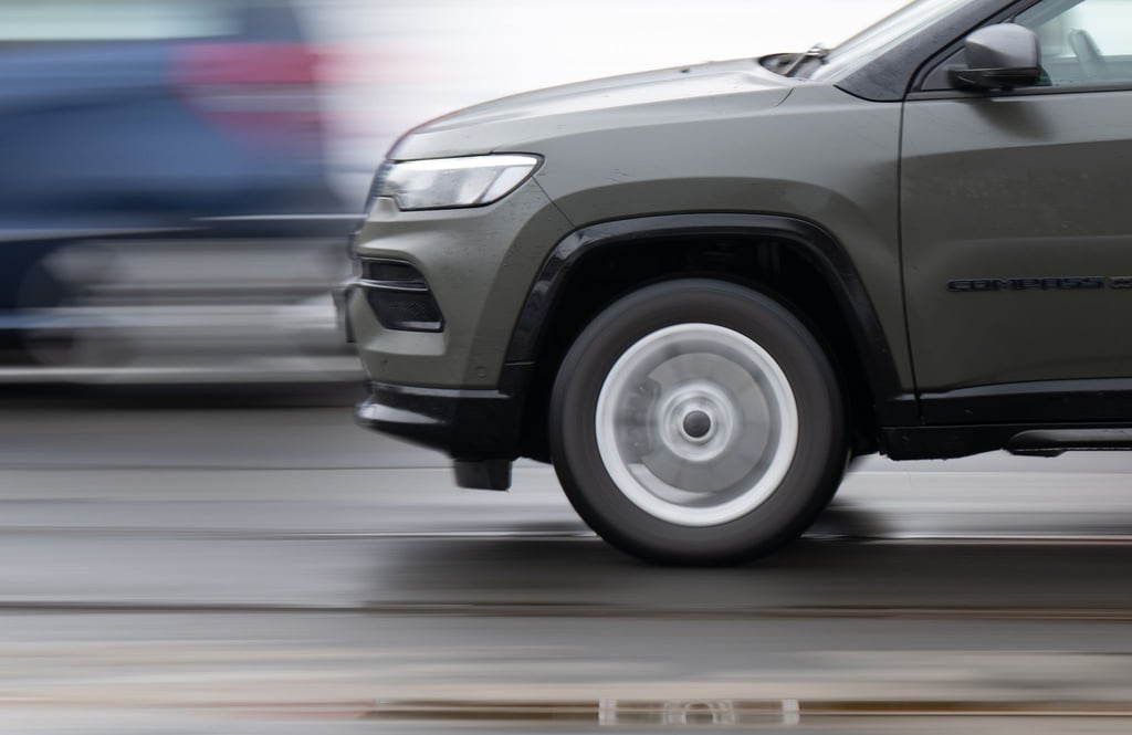 Sonnenschein ja, Sommerreifen nein: Frühling hin oder her – Winterreifen schützen aktuell noch besser.