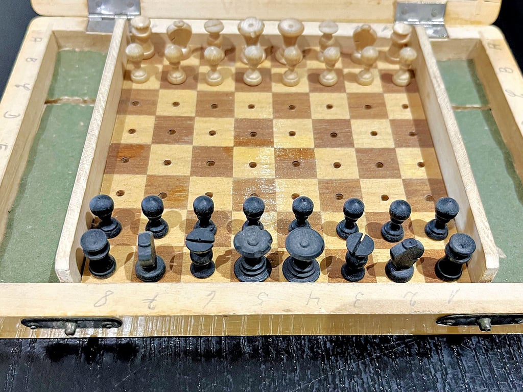 Dieses Schachspiel steht in einer Vitrine in der Firma VTQ Videotronik in Querfurt und ist aus der „nullten Stunde“ der Firmengeschichte. Das Unternehmen wurde 1953 als VEB Holzwaren Querfurt gegründet.