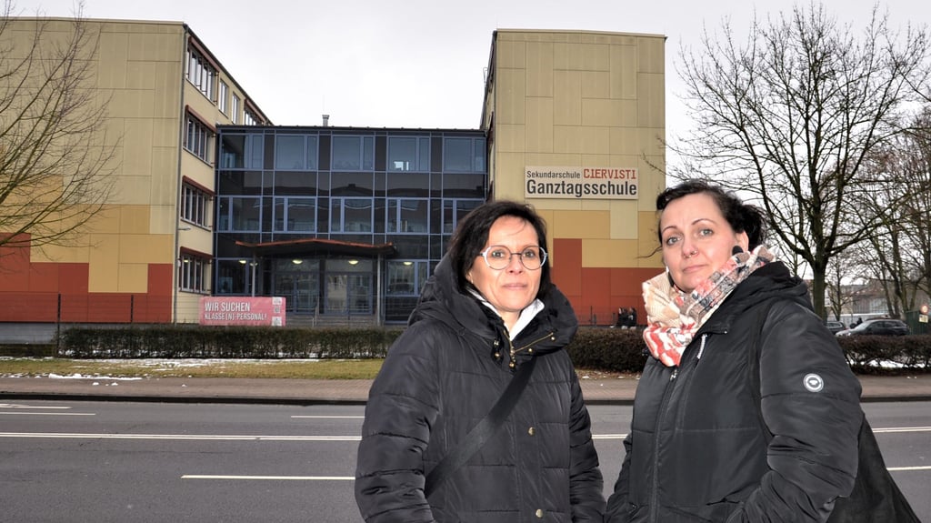 Die Elternratsvorsitzende Ramona Schondorf (l.) und ihre Stellvertreterin Franziska Schulze fordern endlich Lösungen, um dem extremen Lehrermangel an der Zerbster Ganztagsschule tatsächlich wirkungsvoll entgegenzuwirken.