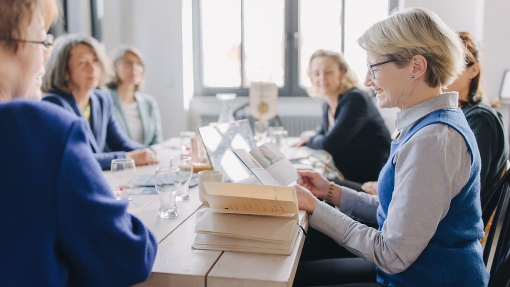 Soroptimist-Präsidentin Verena Diffené inmitten der Mitglieder aus Magdeburg.