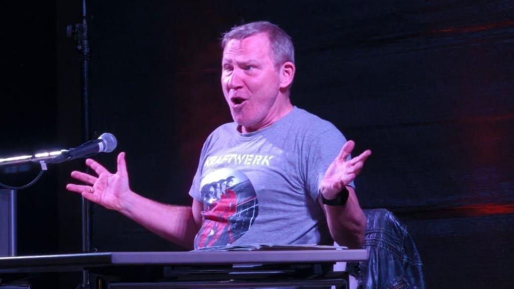 Dem Genre blieb Overbeck treu: Es wurde gemordet, gelogen, betrogen – allerdings stets mit einem Augenzwinkern. Wo Overbeck im Fernsehen regelmäßig in soziale Abgründe stolpert, führte Roland Jankowsky in Flechtingen souverän durch literarische Abgründe. Keine Fettnäpfchen, nur mysteriöse Leichen.