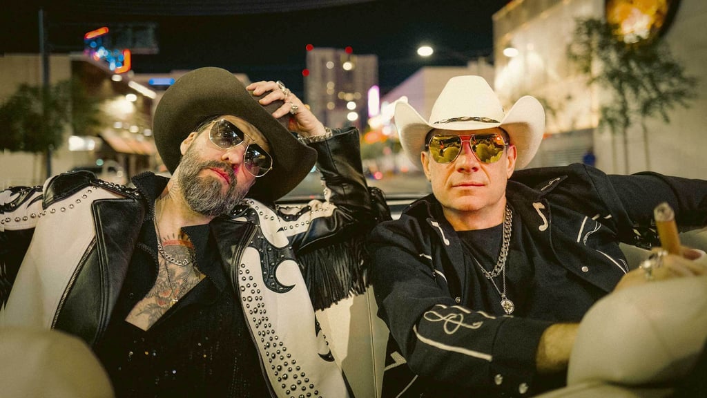 BossHoss kommt in den Harz: Alec Völkel (links) und Sascha Vollmer rocken beim Harz-Open-Air die Bühne im Wernigeröder Bürgerpark.