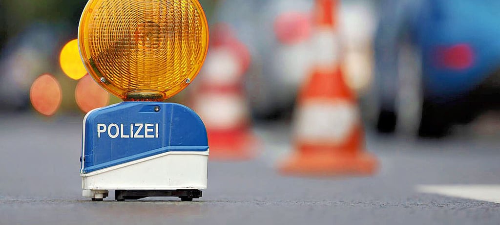 Die Polizei sichert die Unfallstelle. 