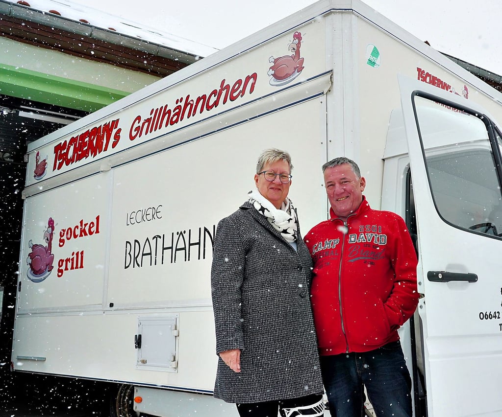 Vorgezogener Abschied: Wegen einer im Urlaub erlittenen komplizierten Verletzung muss das Ehepaar Tscherny aus Großwangen sein Geschäft mit dem mobilen Hähnchengrill-Wagen statt Ende dieses Jahres schon jetzt vollziehen. Foto: Andreas Löffler