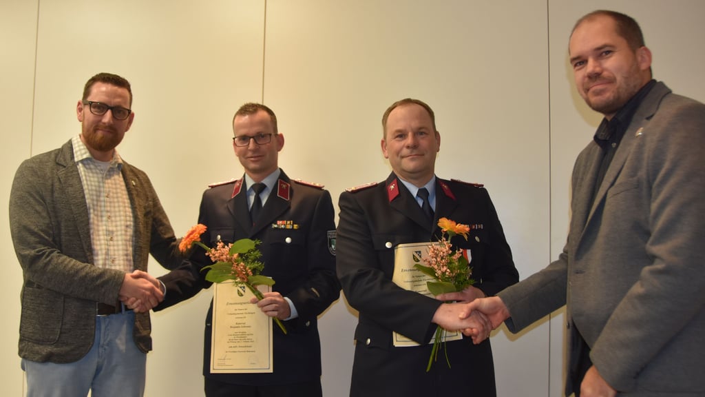 René Stottmeister (2.v.r.) und Benjamin Schrenke (2.v.l.) erhalten ihre Ernennungsurkunden von Verbandsgemeindebürgermeister Tim Krümmling (l.) und dem Vorsitzenden des Verbandsgemeinderates Christian Jungenitz.