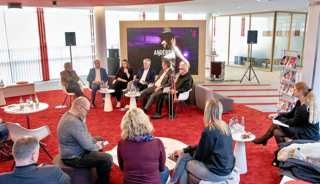 Die Kundenhalle der Stadtsparkasse Dessau bot den Rahmen für die Pressekonferenz zur Eröffnung des Kurt-Weill-Festes 2026.