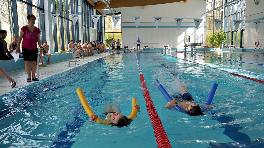 Wenn alles klappt, könnte das Hallenbad bald wieder geöffnet werden, wie hier für einen Schülerwettkampf vor einigen Jahren.