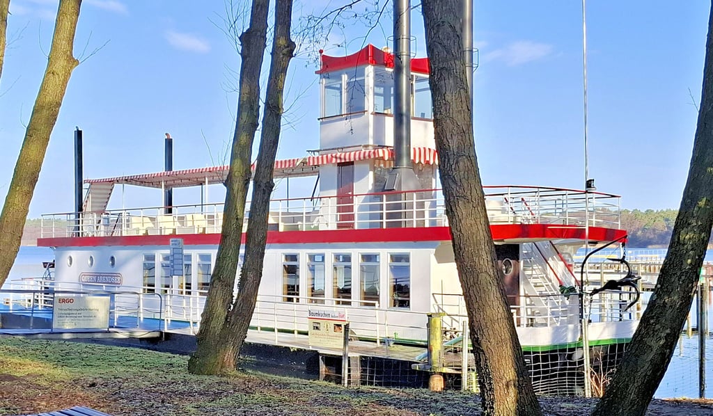 Noch liegt das Schiff  an der Anlegestelle.