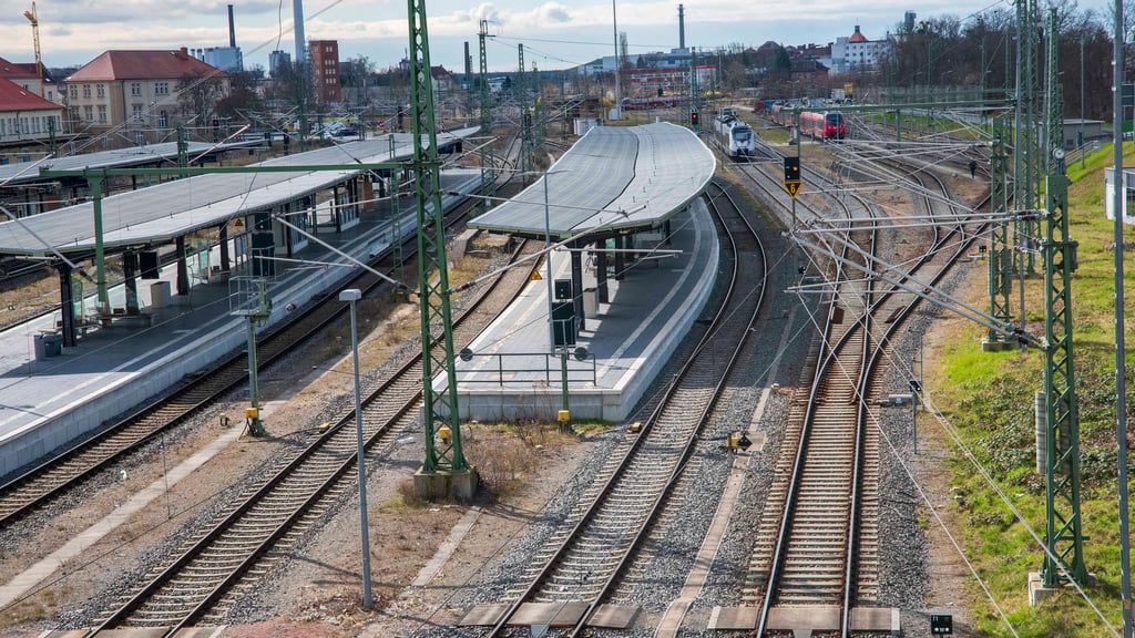 Der Dessauer Hauptbahnhof: Hier fahren derzeit seltener Züge in Richtung Köthen und Güsten.