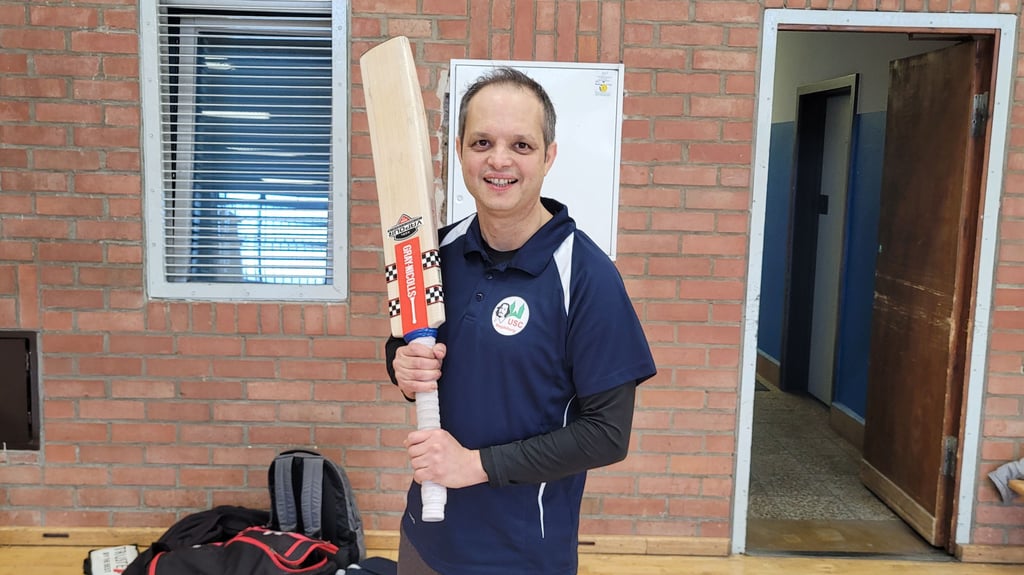 Farhad Billimoria ist Trainer und Abteilungsleiter der Sportart Cricket des Universitätsportclubs Magdeburg. 