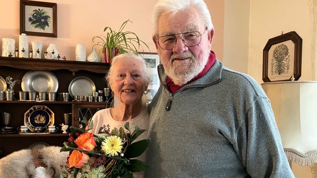 Gabriele und Jochen Scheffler aus Breitenstein erhalten den Blumenstrauß der Woche, den Meinhardt Blumen zur Verfügung gestellt hat.