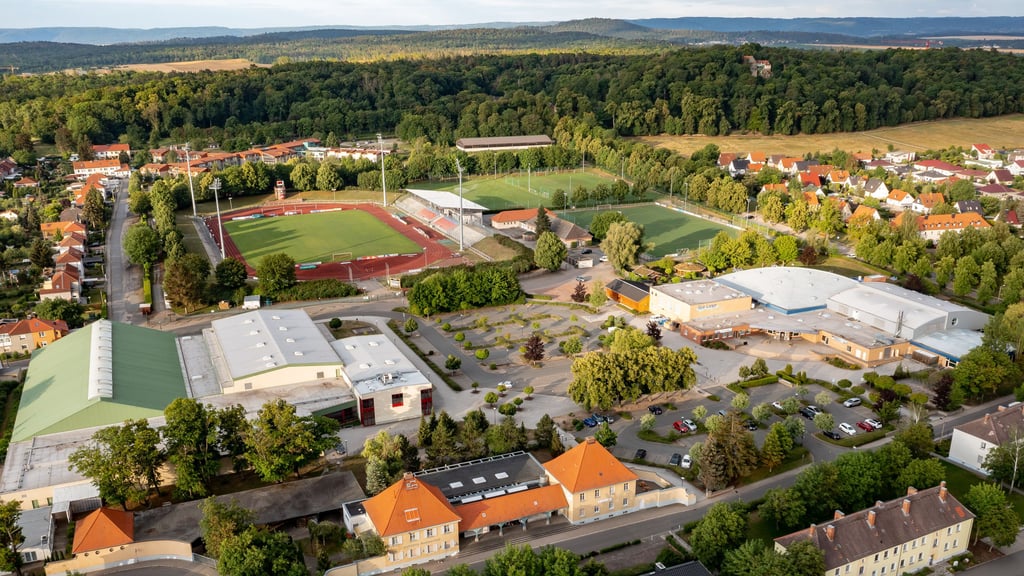 Blick auf FSZ und Friedensstadion in Halberstadt. 2026 soll die Technik in der Schwimmhalle erneuert werden.