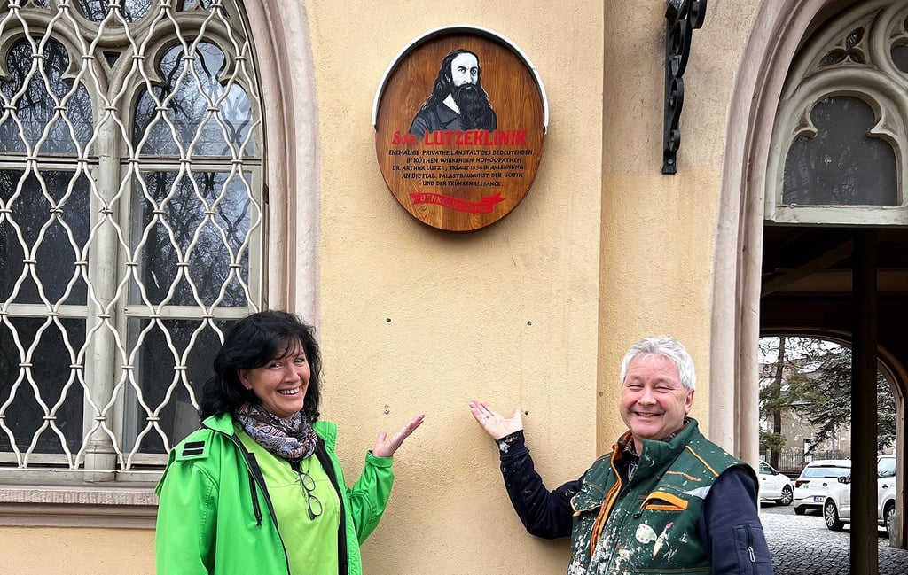 Pflegedienstleiterin Iris Eberl und Kunstmaler Steffen Rogge freuen sich über die gelungene Arbeit.