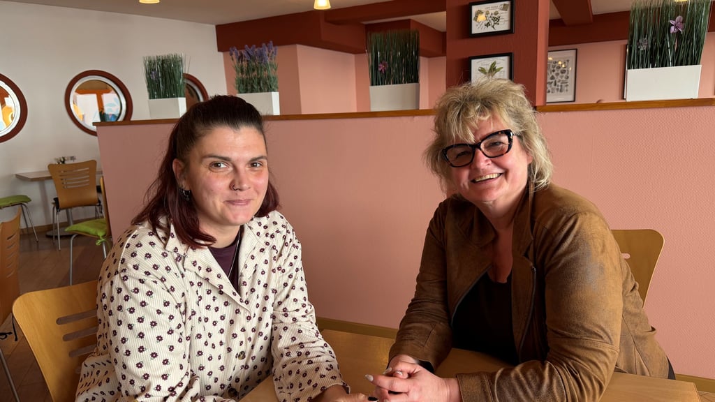 Undine Wendt (rechts) ist unter anderem die Gründerin des Projekts „100 Lernwelten“, das Arbeitsplätze für Behinderte und Langzeitarbeitlose in Magdeburg schafft. Anika Zirzow ist Bereichsleiterin und hat das Team der Kantine 42 im Blick.