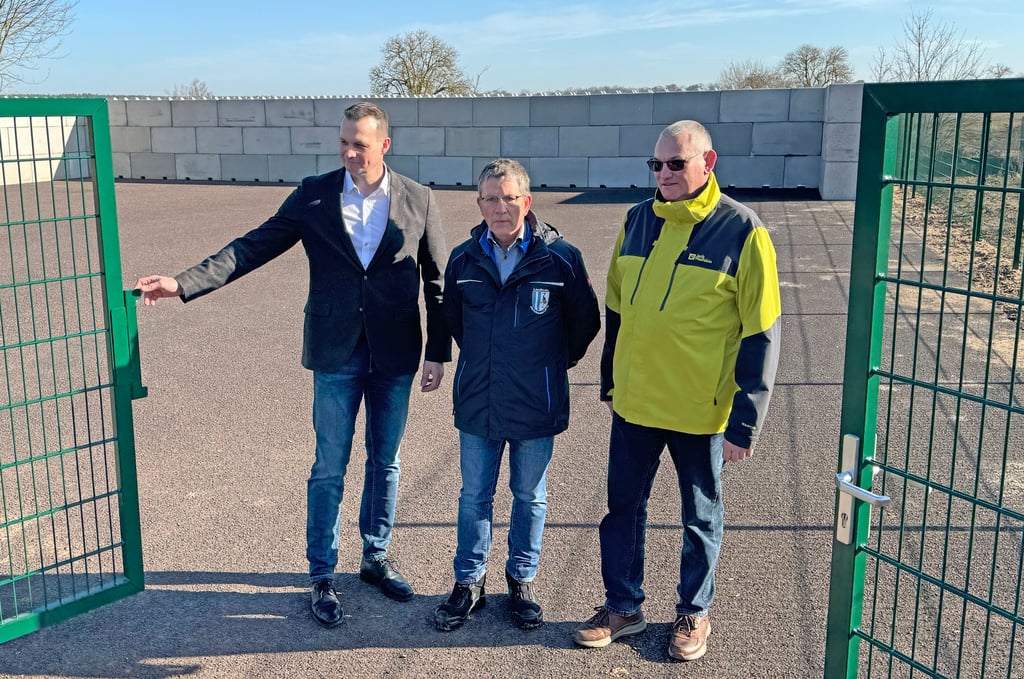 Landkreisbeigeordneter Stefan Dreßler  mit Bauleiter Uwe Günther und dem  Grabower Ortsbürgermeister  Thomas Lindemann am neuen Grünschnittplatz von Grabow (v. li.). 