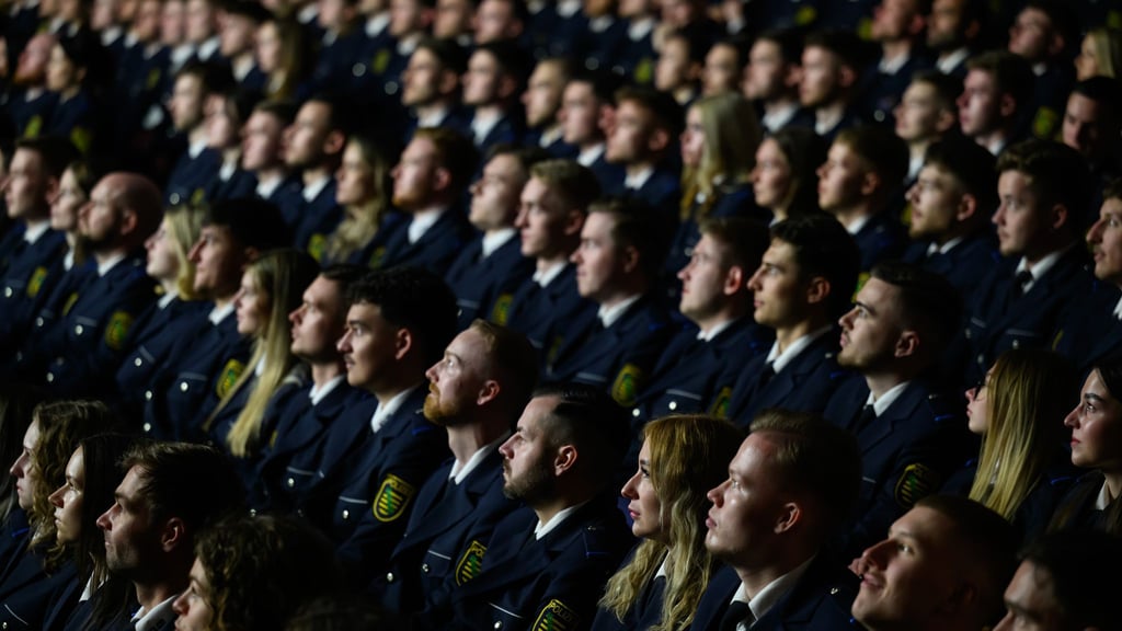 269 Auszubildende sind in Sachsen zu Polizeimeisterinnen und Polizeimeistern ernannt worden.