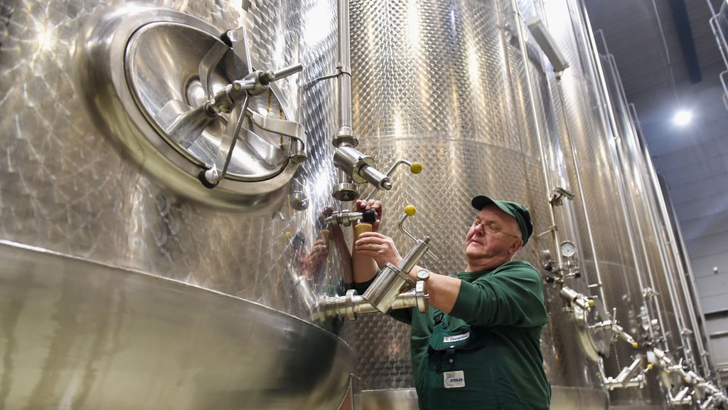 Knut Eisengräber ist einer der langjährigen Mitarbeiter bei der Firma Döhler in Eisleben. Hier kontrolliert er ein hergestelltes Produkt.