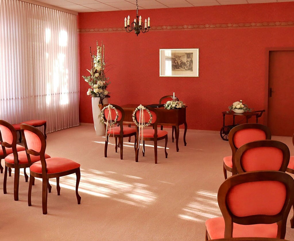 Nicht nur das Trauzimmer der Gemeindeverwaltung erstrahlt am 20. Juni im besonderen Glanz des Kerzenscheins. Kerzen sollen das Ambiente noch zusätzlich verschönern. 