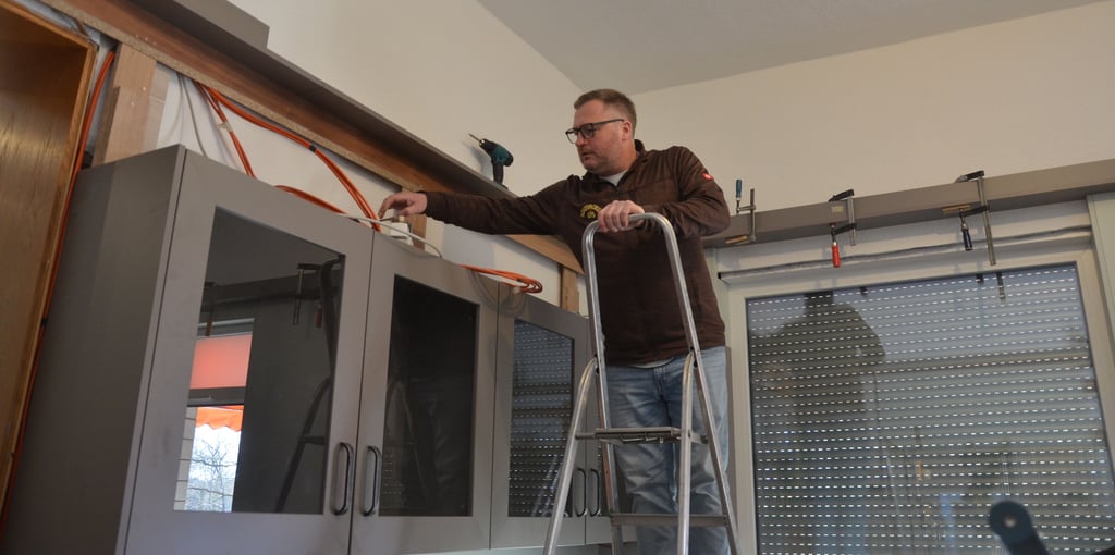 Der Inhaber des Schermcker Eiscafé, Christoph Jordan, ist seit Dezember mit Renovierungsarbeiten beschäftigt. Modernisiert wird unter anderem der Verkaufsraum.