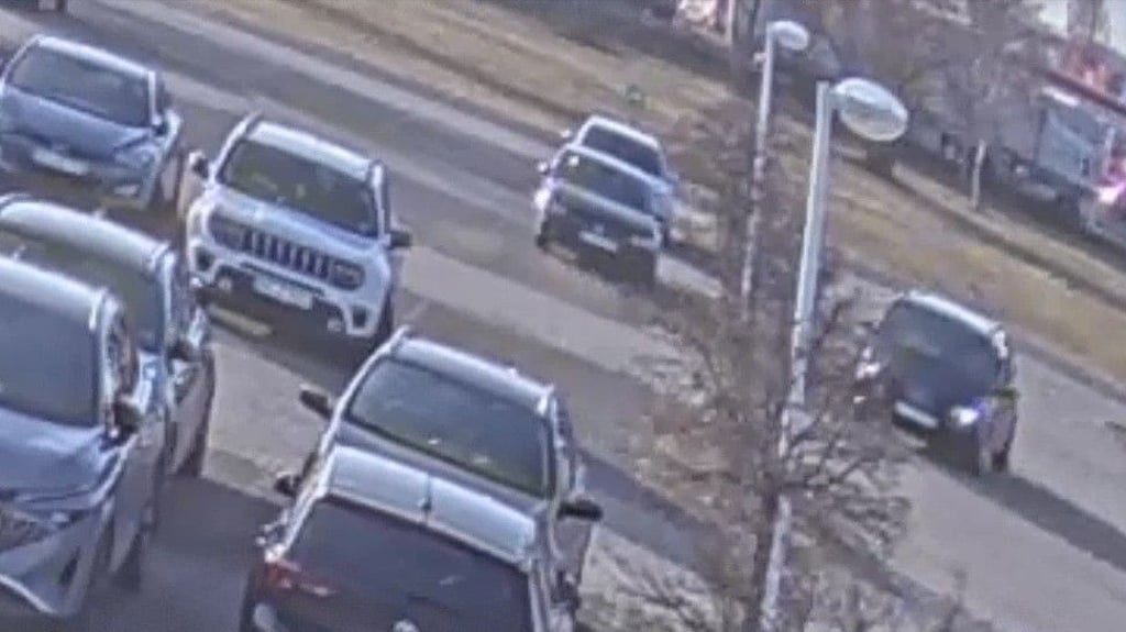 Mit dem schwarzen Auto (rechts) sind die Täter gekommen, die einen Mitarbeiter von Halloren in Halle zusammengeschlagen haben.