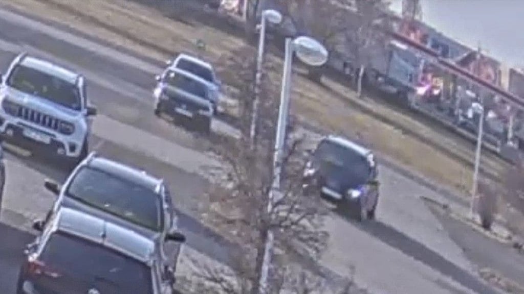 Mit dem schwarzen Auto (rechts) sind die Täter gekommen, die einen Mitarbeiter von Halloren in Halle zusammengeschlagen haben.