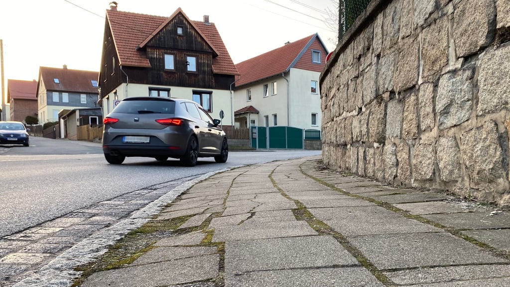 Diese Stolperstellen soll es bald nicht mehr geben: Der Gehweg an der Wernigeröder Straße in Benzingerode (Landkreis Harz) wird saniert.