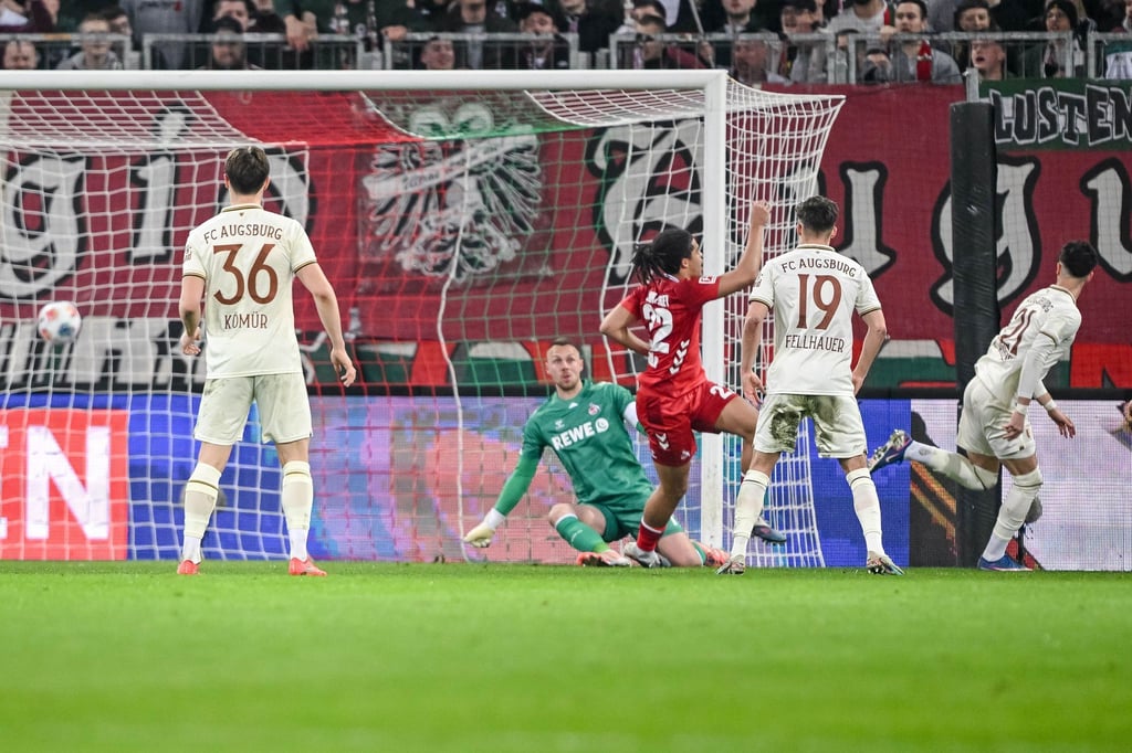 Rodrigo Ribeiro (r) erzielt die Augsburger Führung.