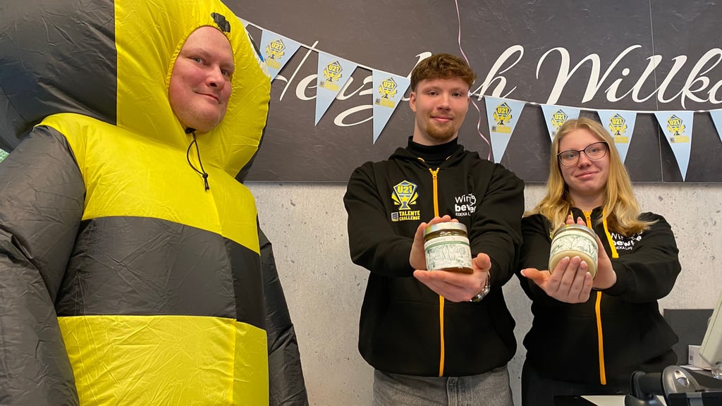 An der Azubi-Aktion in Haldensleben beteiligten sich Emily Handrosch, Jannek Kosmehl und Daniel Isberner (l.).