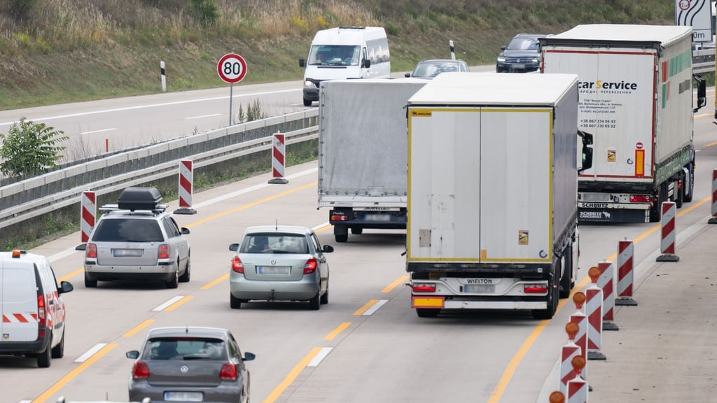 Baustelle auf der Autobahn? Dann heißt es: Tempo runter und noch mehr Abstand halten.