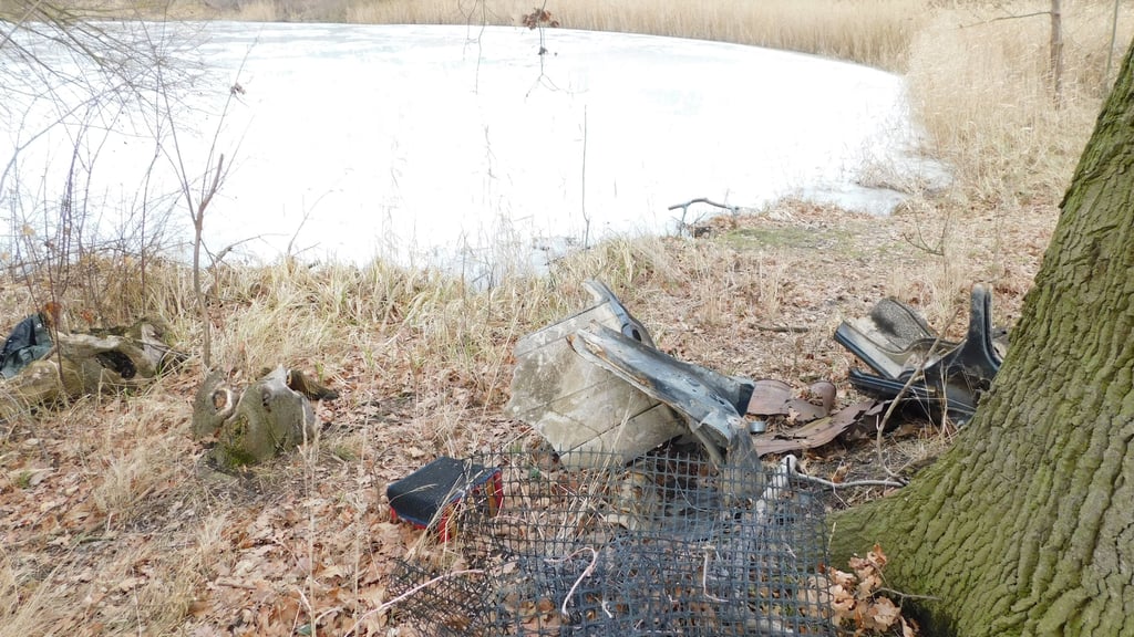 Ärgerlich und illegal: Schrott am Hackpfüffeler See entsorgt. 