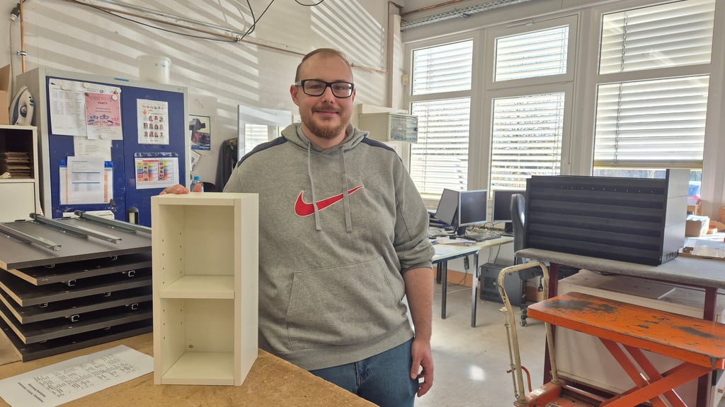 Marvin Blüge, Auszubildender zum Einzelhandelskaufmann, ist im Rahmen des Azubiaustauschs für einen Tag in die Lebenshilfe nach Hundisburg gegangen.