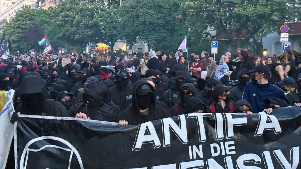 Die linke und linksradikale Demonstration am 1. Mai will in diesem Jahr wegen der Debatten um Zaun und Schließung am Görlitzer Park vorbeilaufen. (Archivbild)