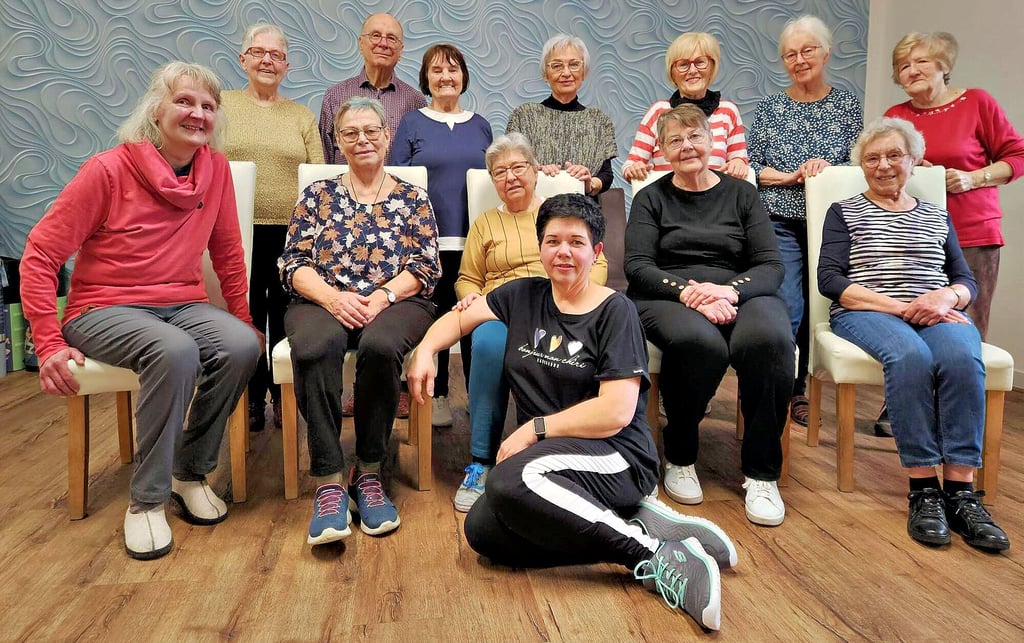 Eine aufgeweckte Truppe: Mit Trainerin Dominik Defée (vorn) bleiben die Senioren fit. 