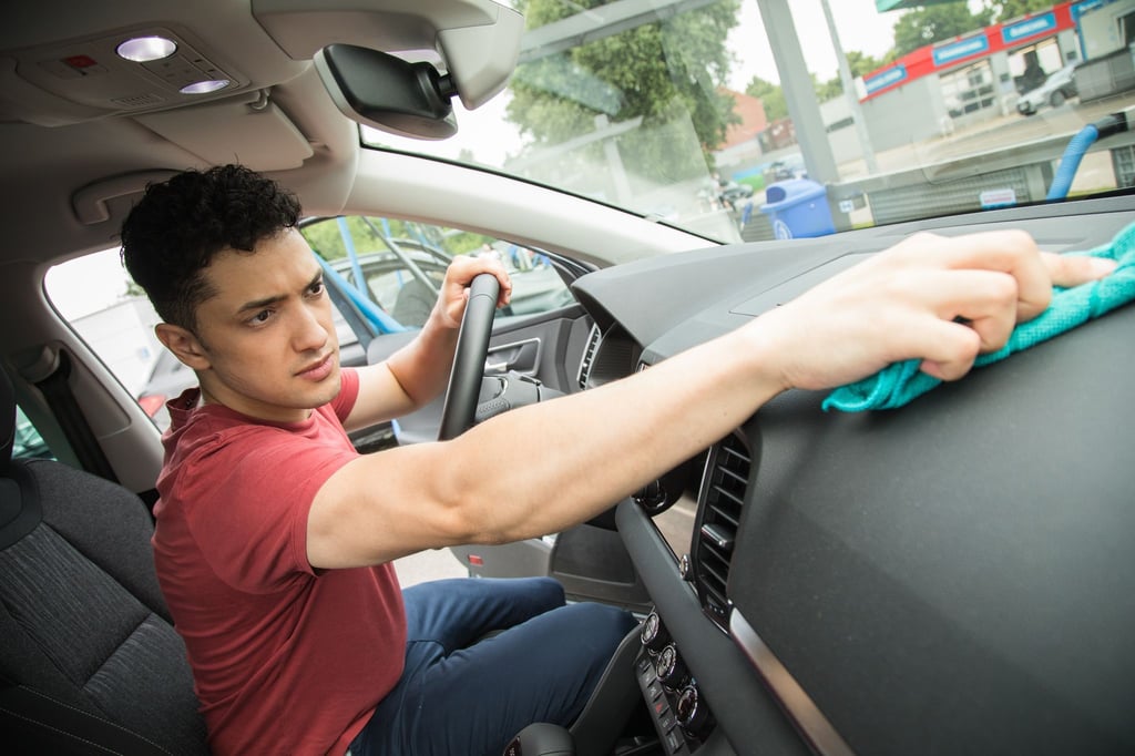 Salz und Winterschmutz sind weg – jetzt wird innen klar Schiff gemacht. Mit Staubsauger, Mikrofasertuch und Co. bringen Sie Ihr Cockpit wieder auf Vordermann.