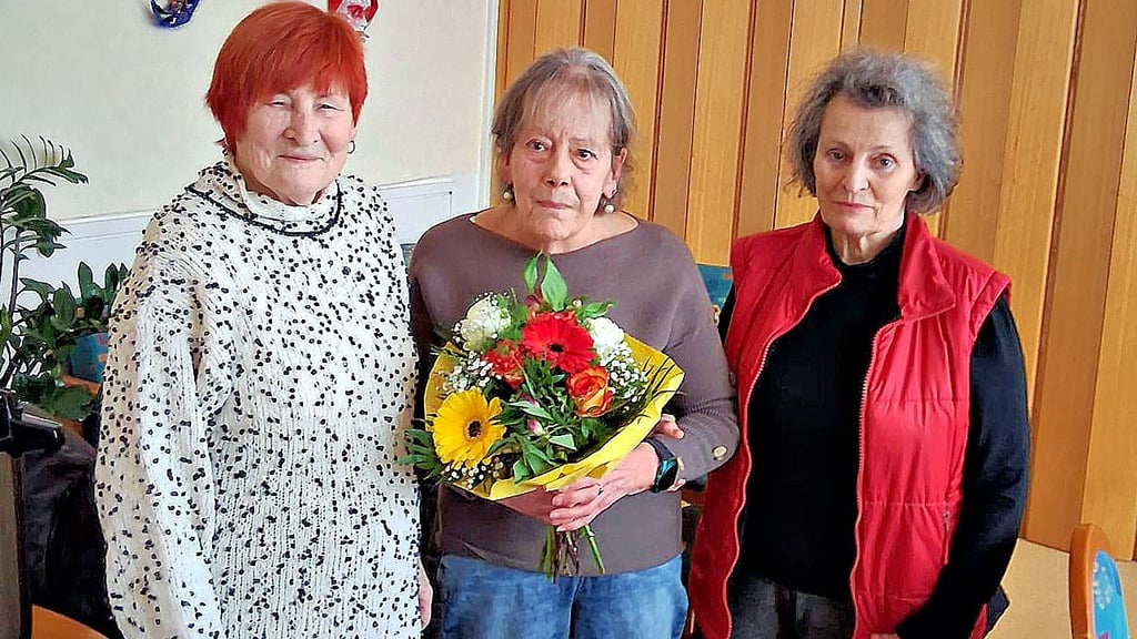 Ellen Schmidt engagiert sich beim Staßfurter Tierschutz. Dafür erhielt sie den Blumenstrauß des Monats. 