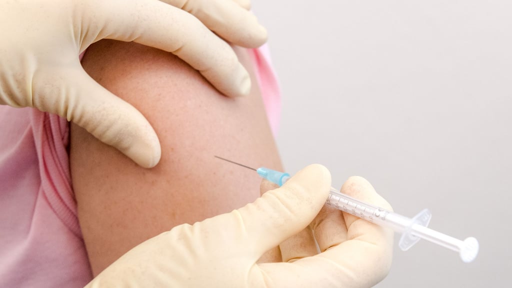 Bevor es juckt und behandelt werden muss: Die HPV-Impfung kann vor bestimmten Virustypen schützen, die Feigwarzen verursachen.