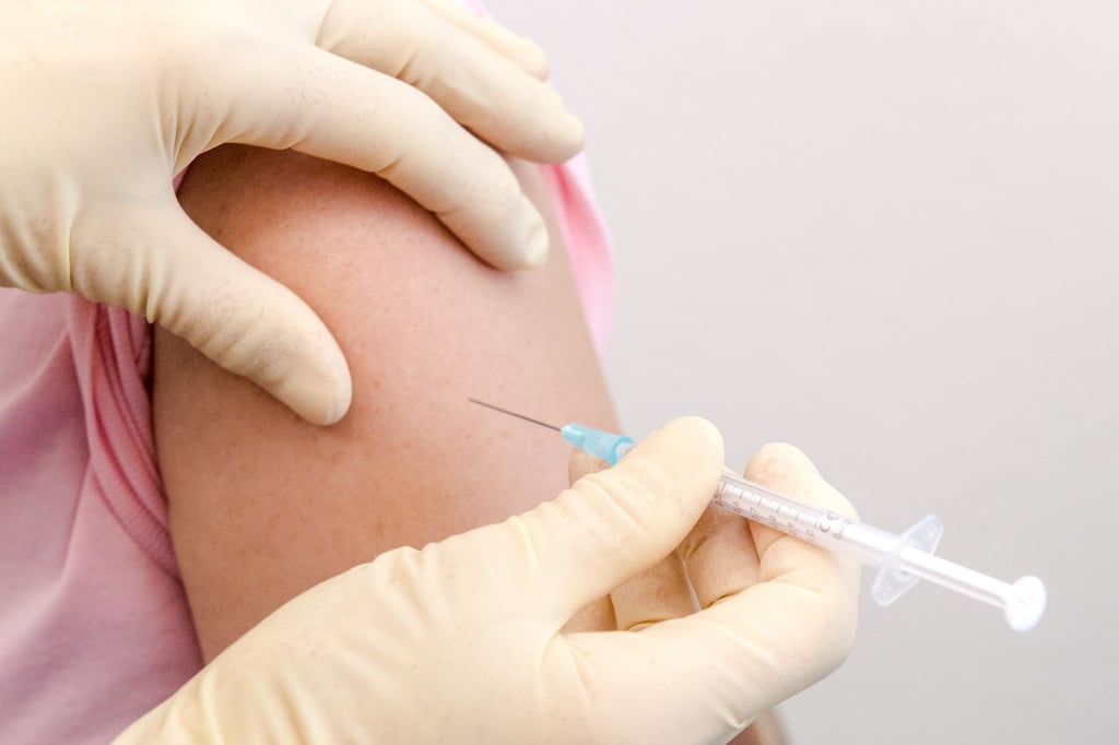 Bevor es juckt und behandelt werden muss: Die HPV-Impfung kann vor bestimmten Virustypen schützen, die Feigwarzen verursachen.