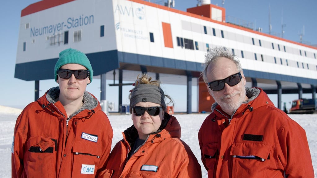 Theater in der Antarktis - Regisseur Jan-Christoph Gockel und seine Schauspiel-Kollegen Julia Gräfner und Wolfram Koch (l-r)