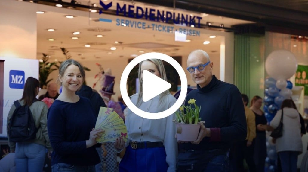 Stephanie Hottinger (links) und „Micha“ Kost von den Kiebitzensteinern brachten Manuela Wahrendorf zur Eröffnung des Medienpunktes Freikarten zur Verlosung für eine Vorstellung mit. 