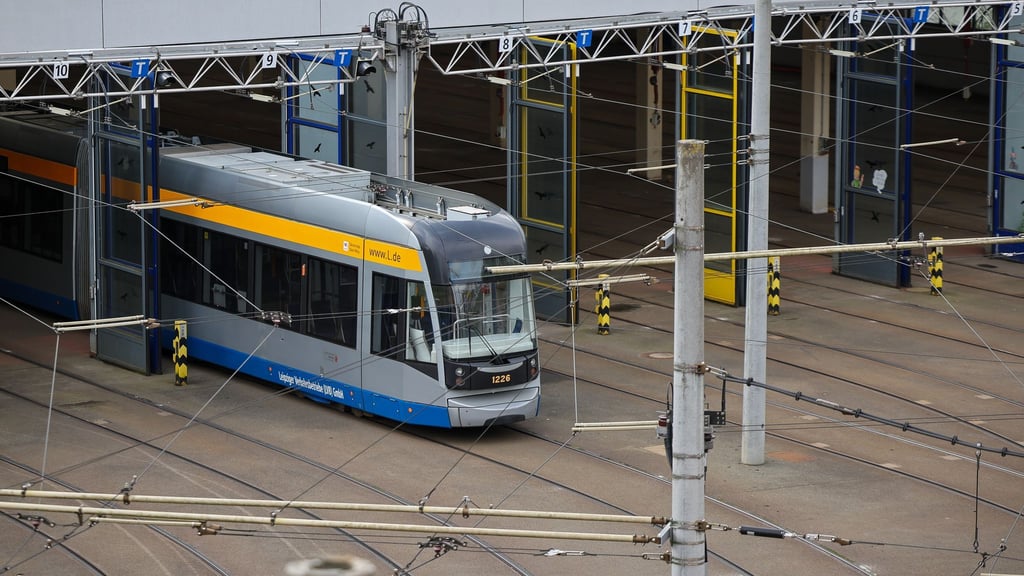 Zahlreiche streikende Beschäftigte der Leipziger Verkehrsbetriebe haben am Freitag in Leipzig für Ausfälle im Nahverkehr gesorgt. (Archivbild)