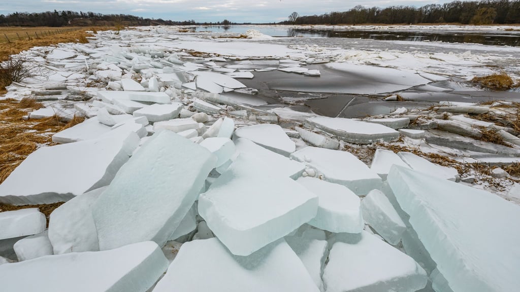 Auf dem deutsch-polnischen Grenzflusses Oder bildeten sich mächtige Eisschollen. (Archivbild)
