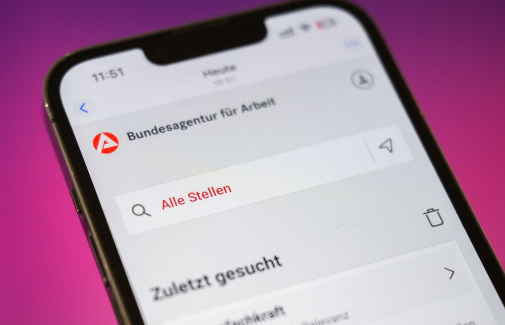 Die Arbeitslosigkeit in Deutschland ist im Februar leicht gesunken, die Zahl der Arbeitslosen bleibt aber oberhalb der Grenze von drei Millionen (Archivbild).