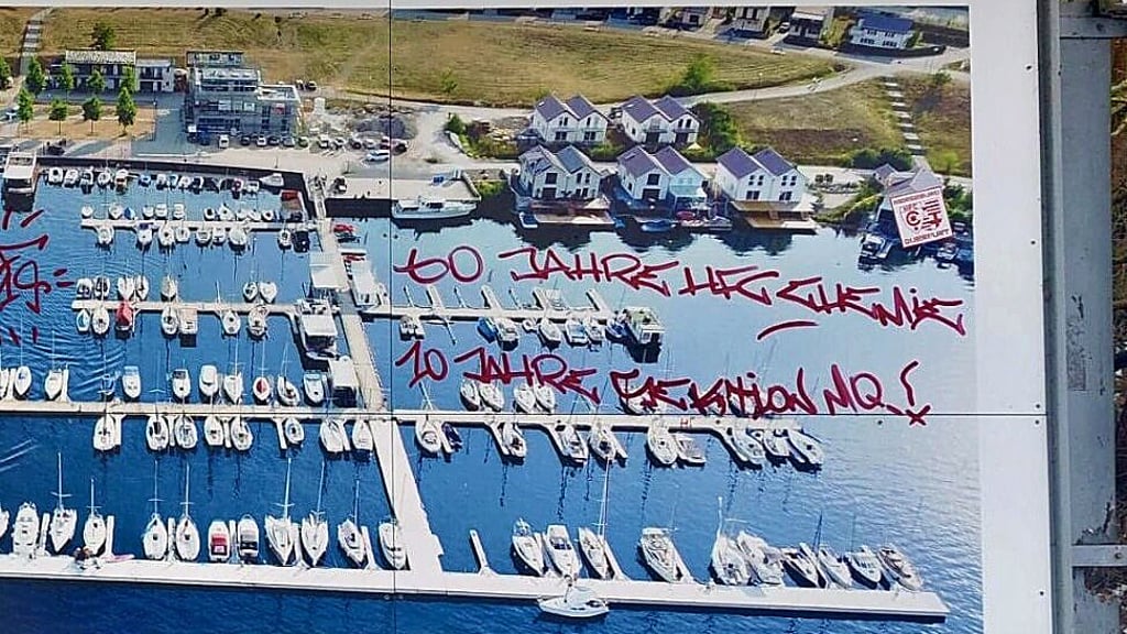 So wurden die beiden Bushaltestellen in Mücheln, die für die Marina werben, vorgefunden.  