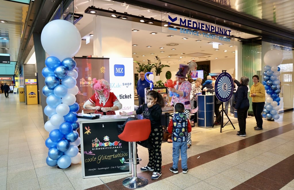 Star zur Eröffnung war Aktionskünstler Haraldino aus dem Ballonhaus in Helbra.