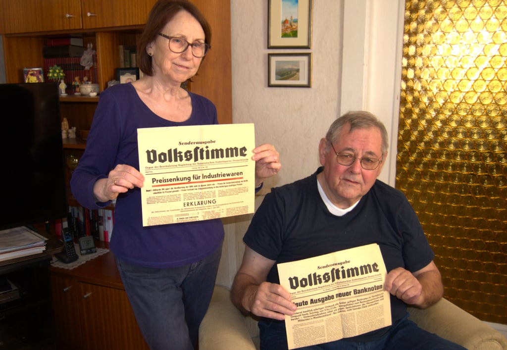 Das Ehepaar Hinz zeigt alte Volksstimmen aus ihrer Sammlung. Gefunden wurde auch ein historisches Buch. 